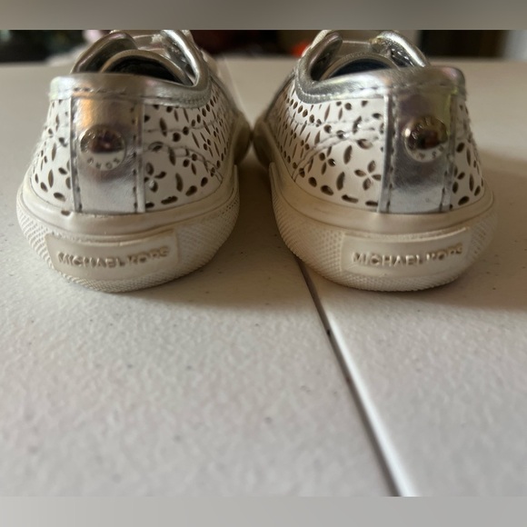 MICHAEL KORS Ima Boerum SNEAKERS Infant Toddler 5 FLORAL PERFORATED White - Picture 3 of 8